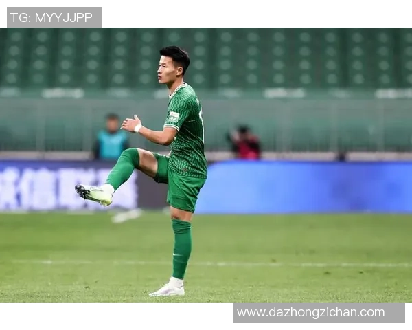 足球赛球星握手瞬间展示团结与友谊的独特姿势与体育精神